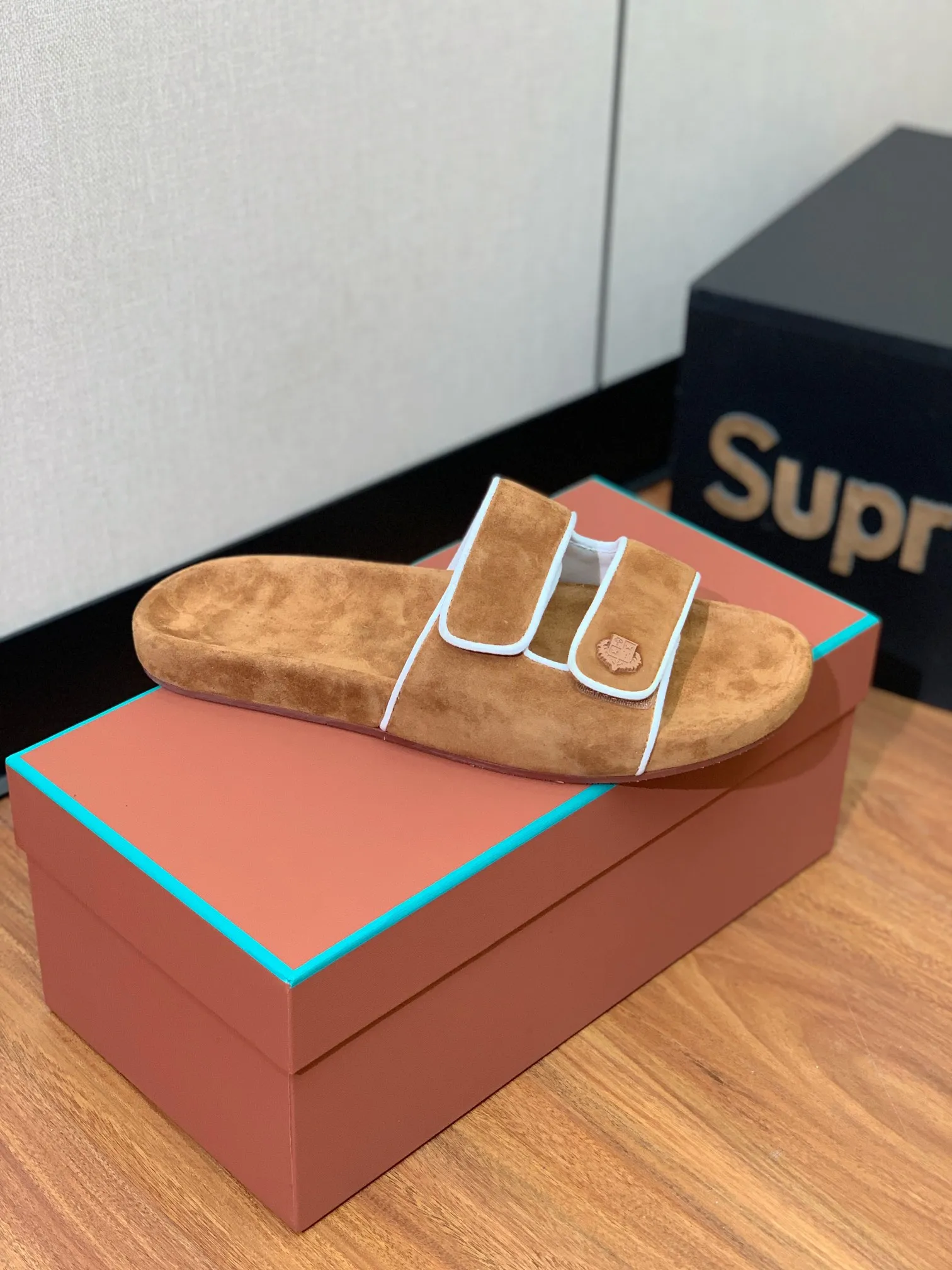 【LP】P:600💰 Size: 39-46 (45.46 can be customized) 【Loro Piana】LP men's slippers. Italian top cashmere is retro, elegant, low-key and luxurious. Both fashionable and practical, the leather is still of the highest quality in the entire network. The upper is silky and smooth. Wear-resistant and highly elastic beef tendon bottom. .